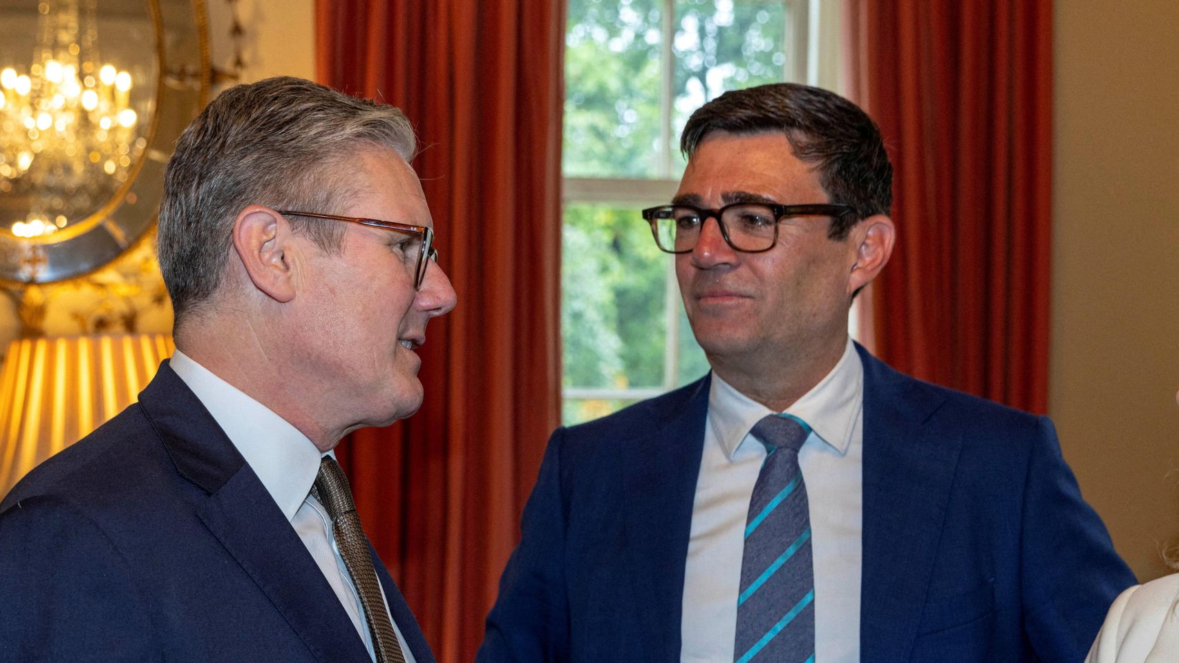 Arranca el desafío al liderazgo de Starmer: Burnham, alcalde de Mánchester, aspirar a lograr un escaño y convocar primarias