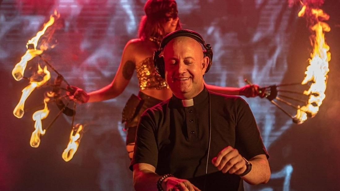De ser "bendecido" por el Papa León XIV a la Sala Pelícano: Padre Guilherme, el sacerdote DJ, llega a A Coruña