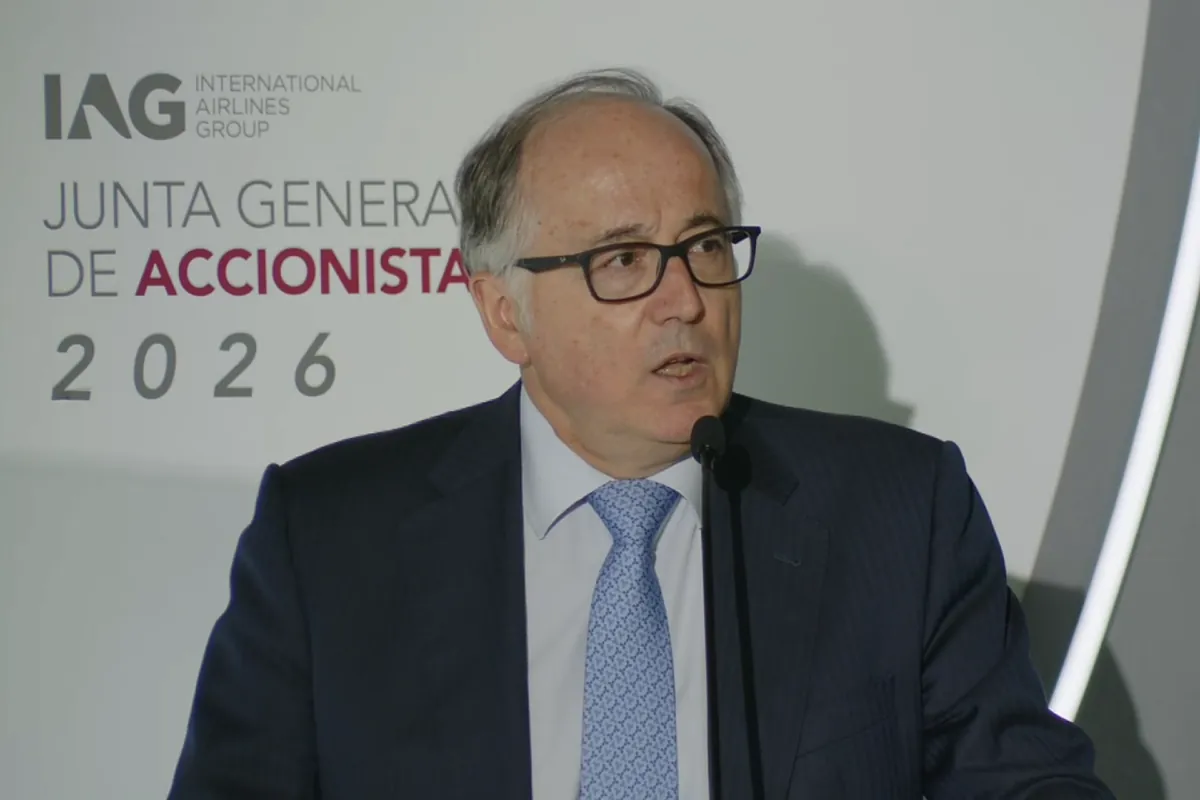 IAG analizará más recompras de acciones y se ve "más fuerte" para afrontar el alza del queroseno