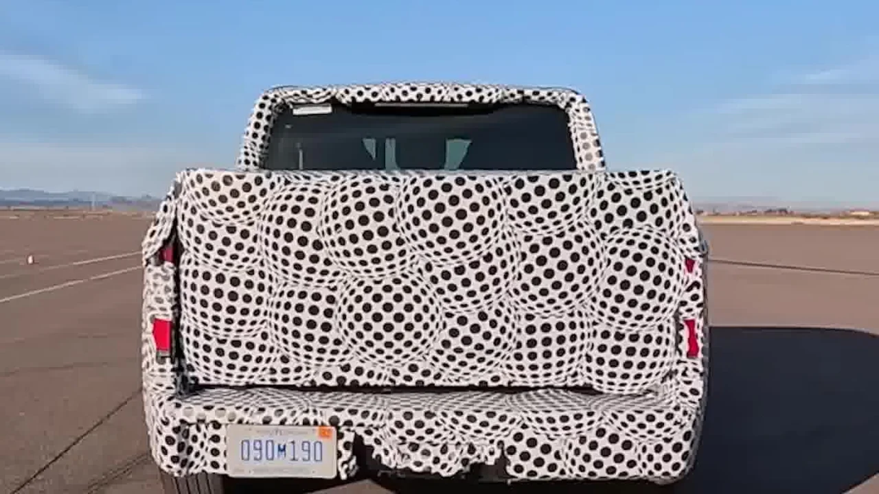 El nuevo eléctrico de Ford no se esconde: lo enseña entero y presume de precio similar al de un Corolla