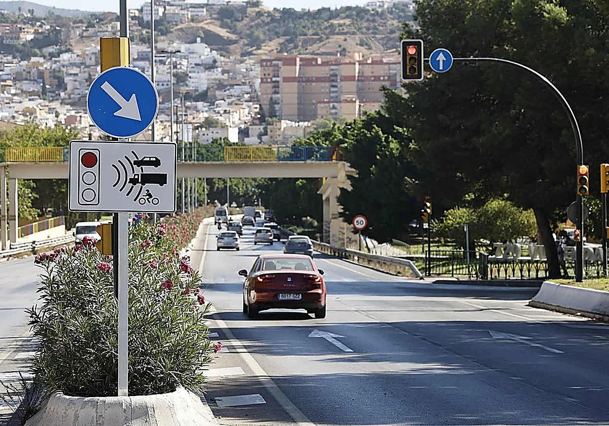 Denuncian la sanción al conductor de una ambulancia por saltarse un semáforo en rojo en Málaga durante una urgencia