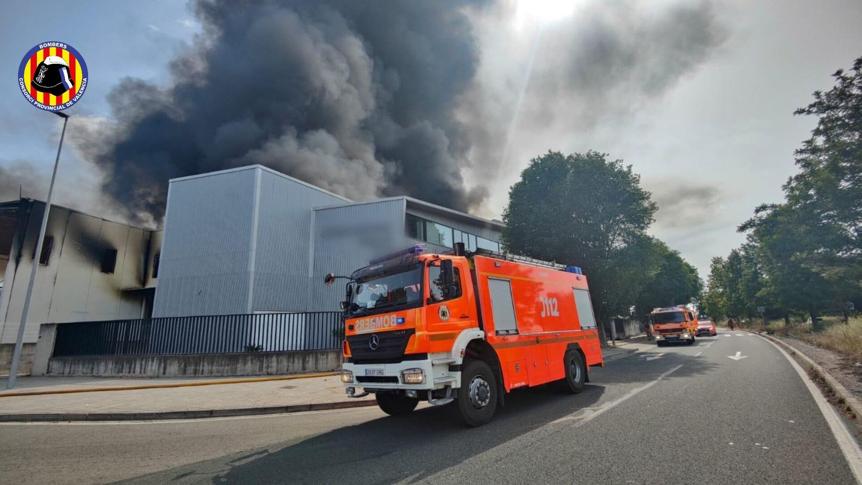 Seis dotaciones de bomberos trabajan en un incendio en una nave industrial en Xàtiva (Valencia)