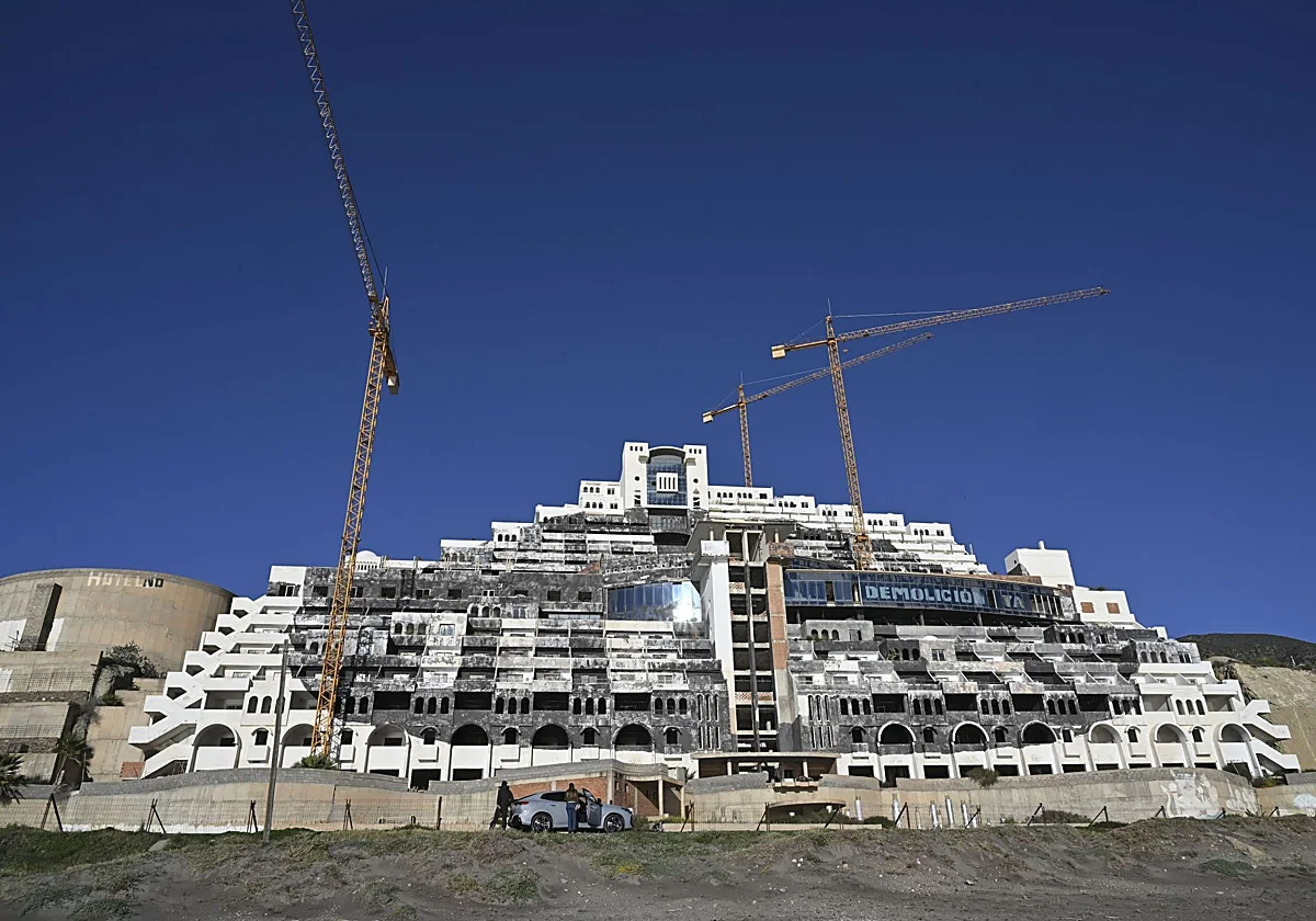 La Junta y el Gobierno se reunirán en la comisión del Algarrobico tras el bloqueo de Carboneras