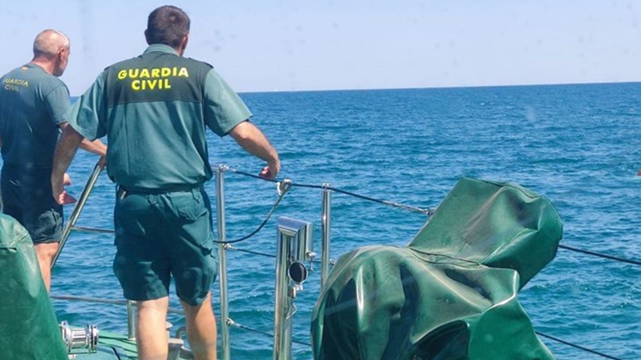 Fallece un hombre de 30 años al colisionar una moto acuática y un barco en Fuengirola