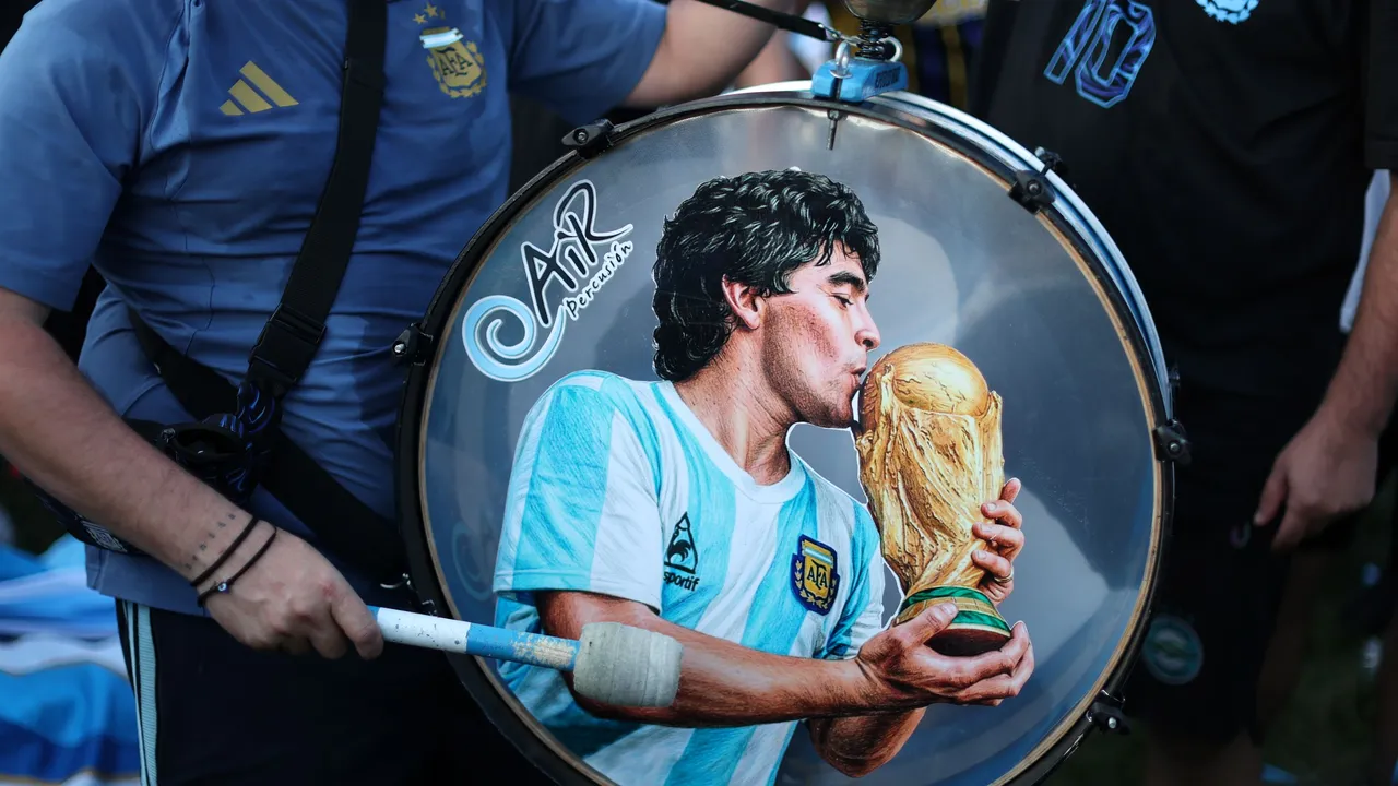 Polémica en Argentina: la IA “revive” a Maradona para una publicidad del Mundial, pero pocos están contentos