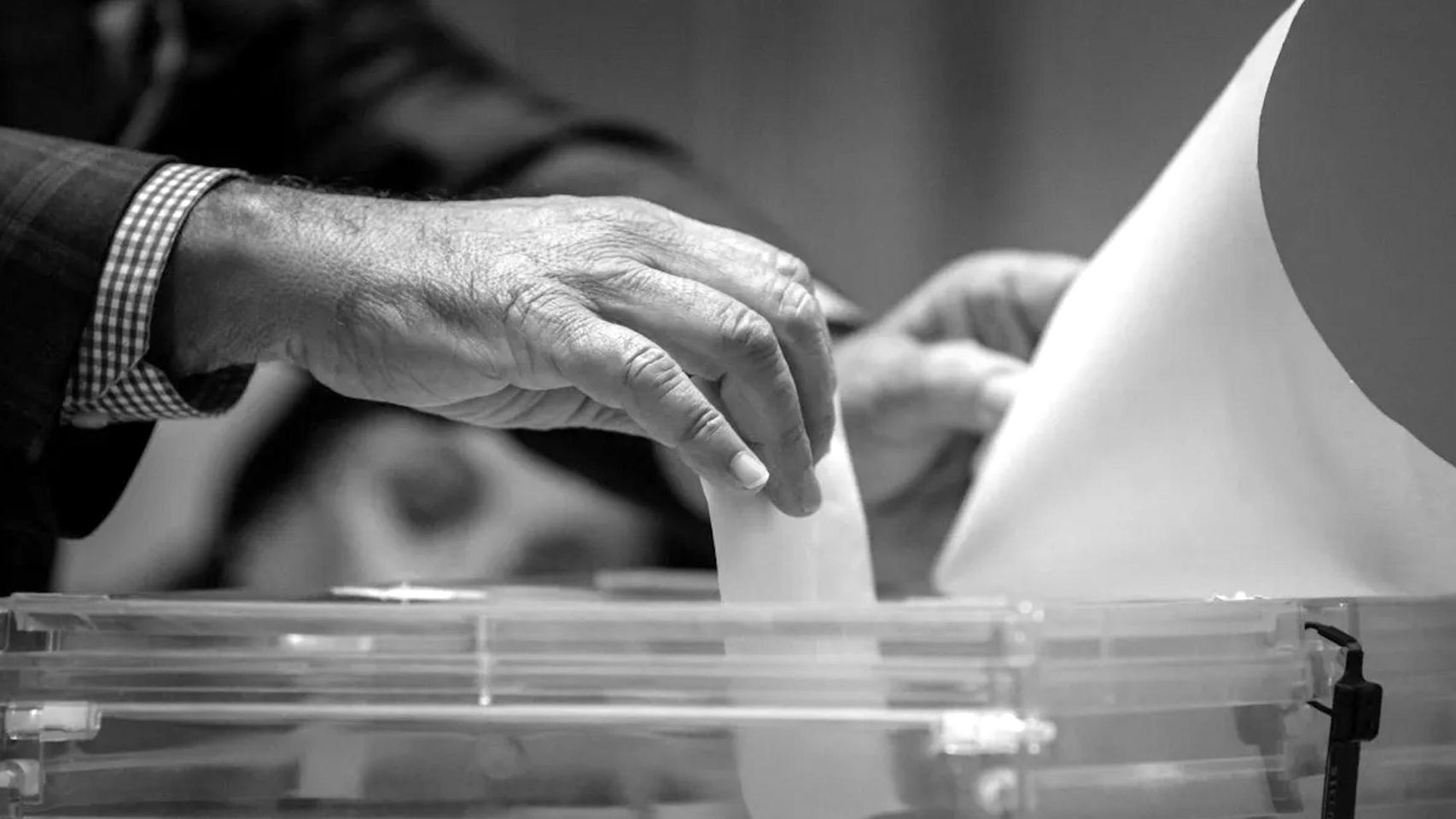 Sánchez busca fuera los votos que pierde en casa