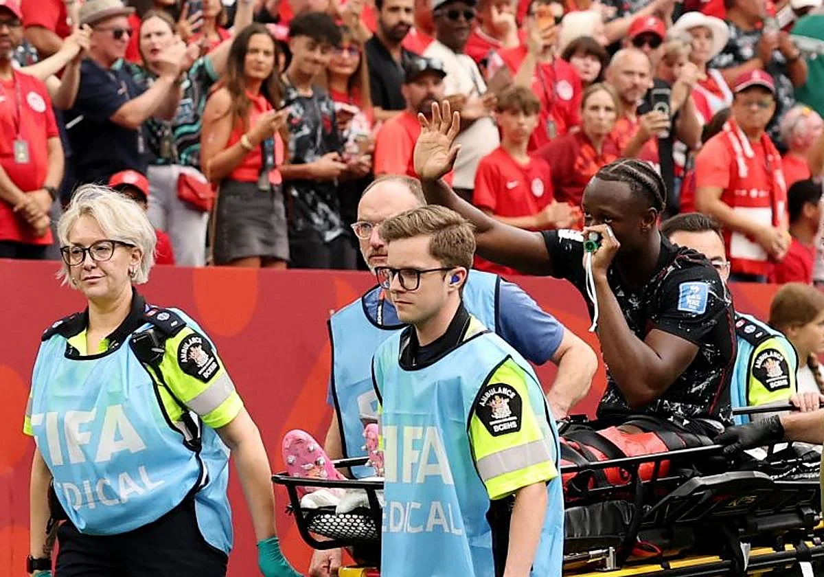 La grave entrada a Koné encoge el corazón a Canadá: «Se escuchó el crujido del hueso...»