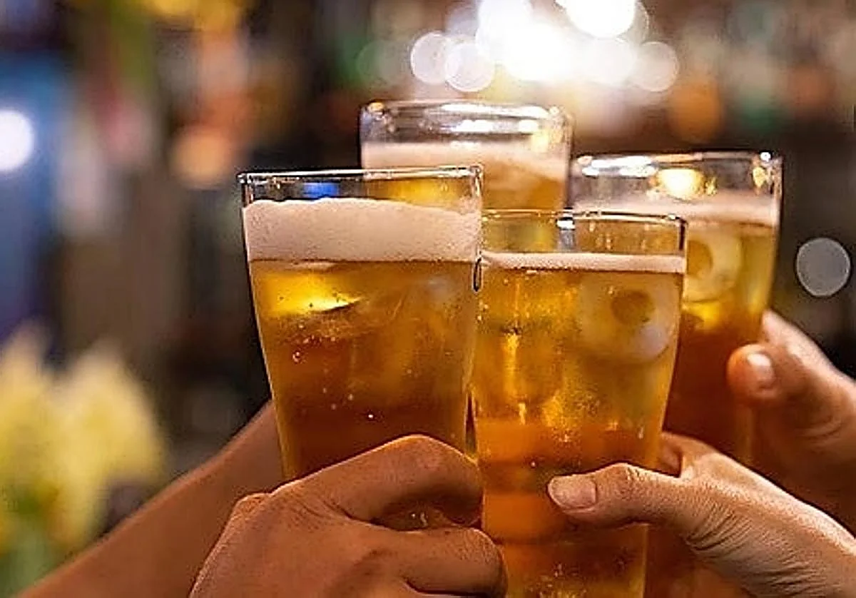 Fiestas de fin de curso: ¿pueden los padres tomar alcohol en los colegios?