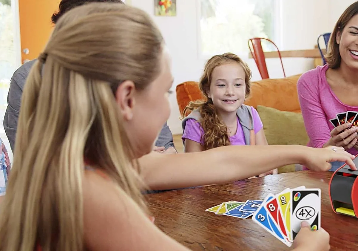 No te pierdas el juego de cartas UNO Extreme: Tiene un lanzador automático de cartas con luz y sonido