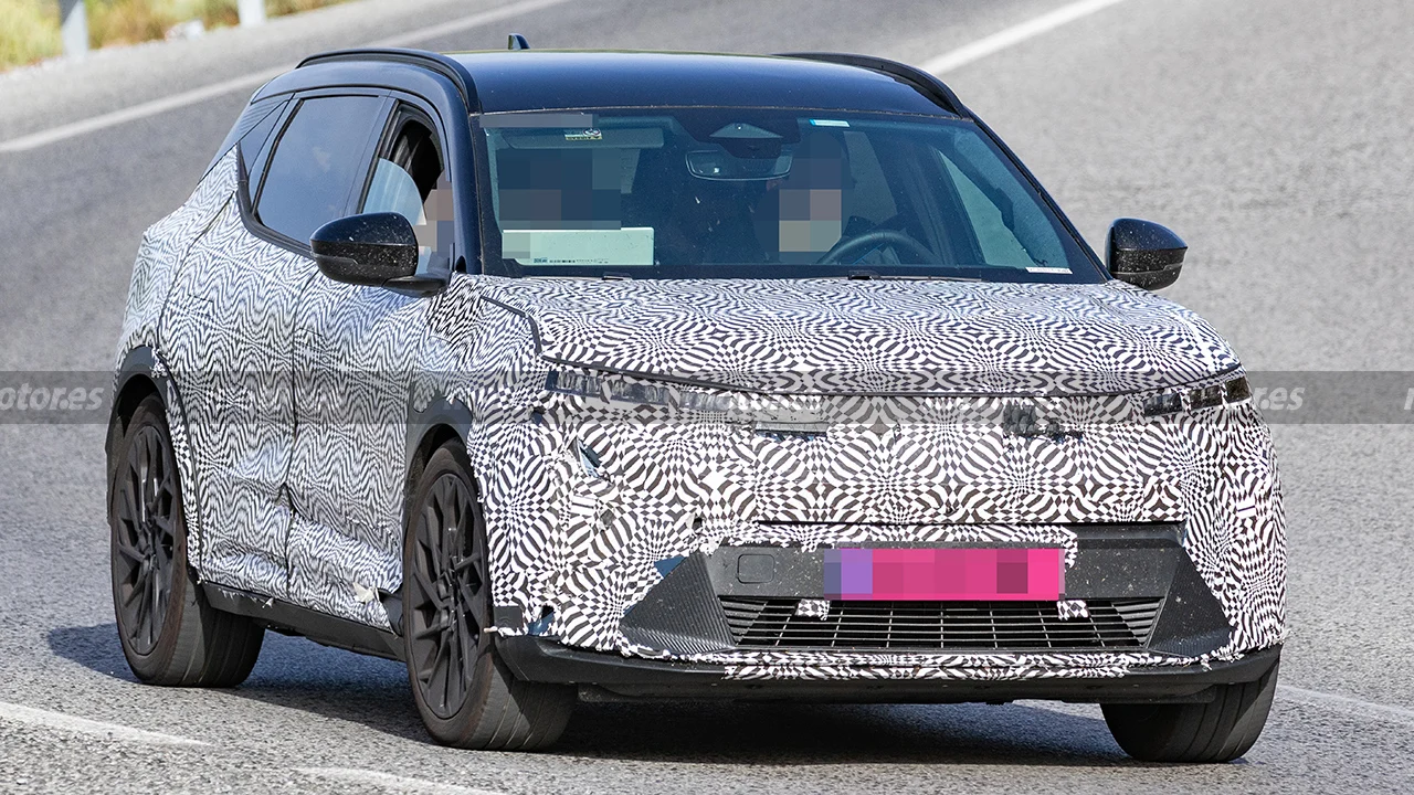 Renault no se rinde con el Scenic eléctrico, la renovación que decidirá su futuro ya se deja ver en pruebas