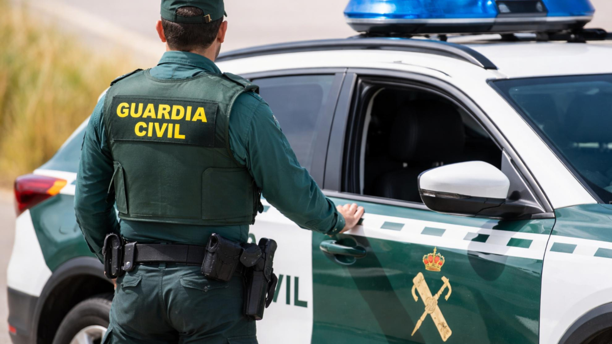 Dos menores de 13 y 14 años armados con un machete y un bate atacan a una compañera en un instituto de Foios