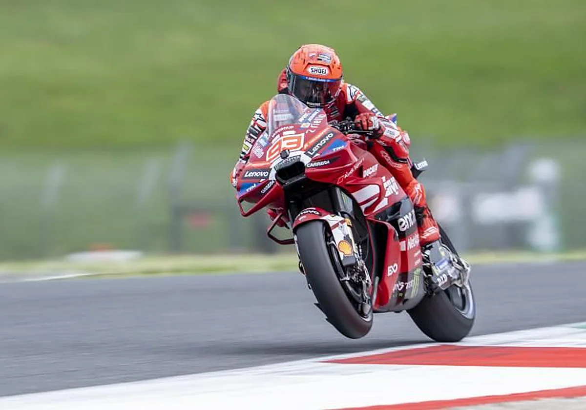 Marc Márquez se dosifica en un accidentado viernes en Brno