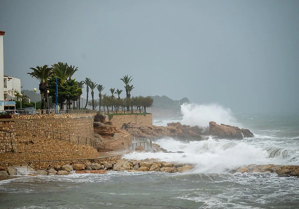 Un menor muerto y dos críticos tras no poder salir del agua en una playa de Tarragona