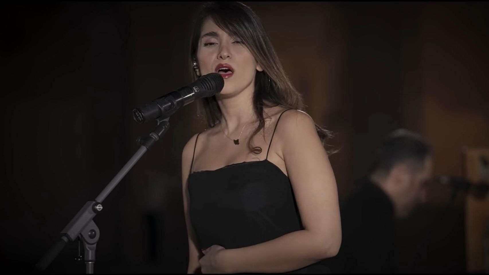 Irán condena a 74 latigazos a la artista Parastoo Ahmadi por cantar sin hiyab en un concierto que emitió en YouTube