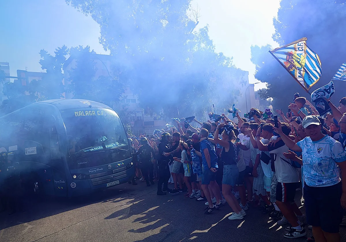Más de 2.000 gargantas empujan al Málaga hacia su sueño en Almería