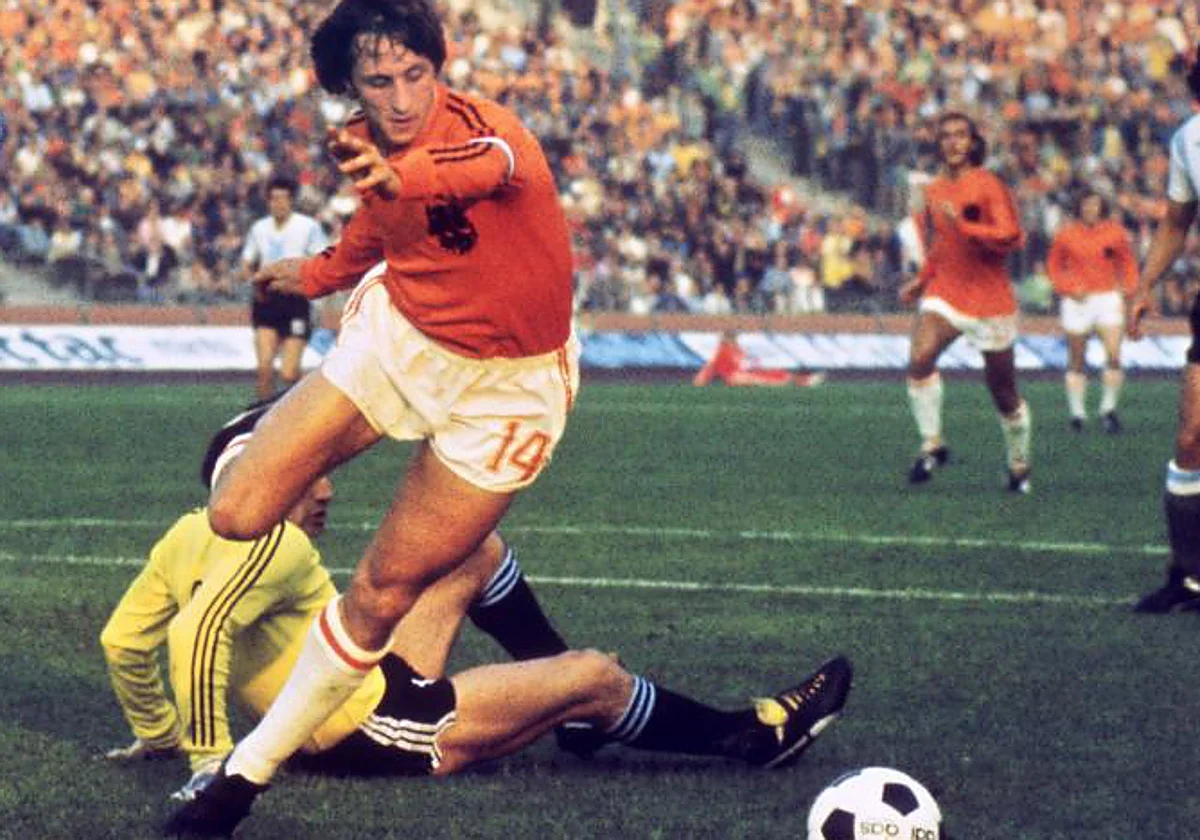 El día que Cruyff le rompió la cintura a Suecia e inventó un regate