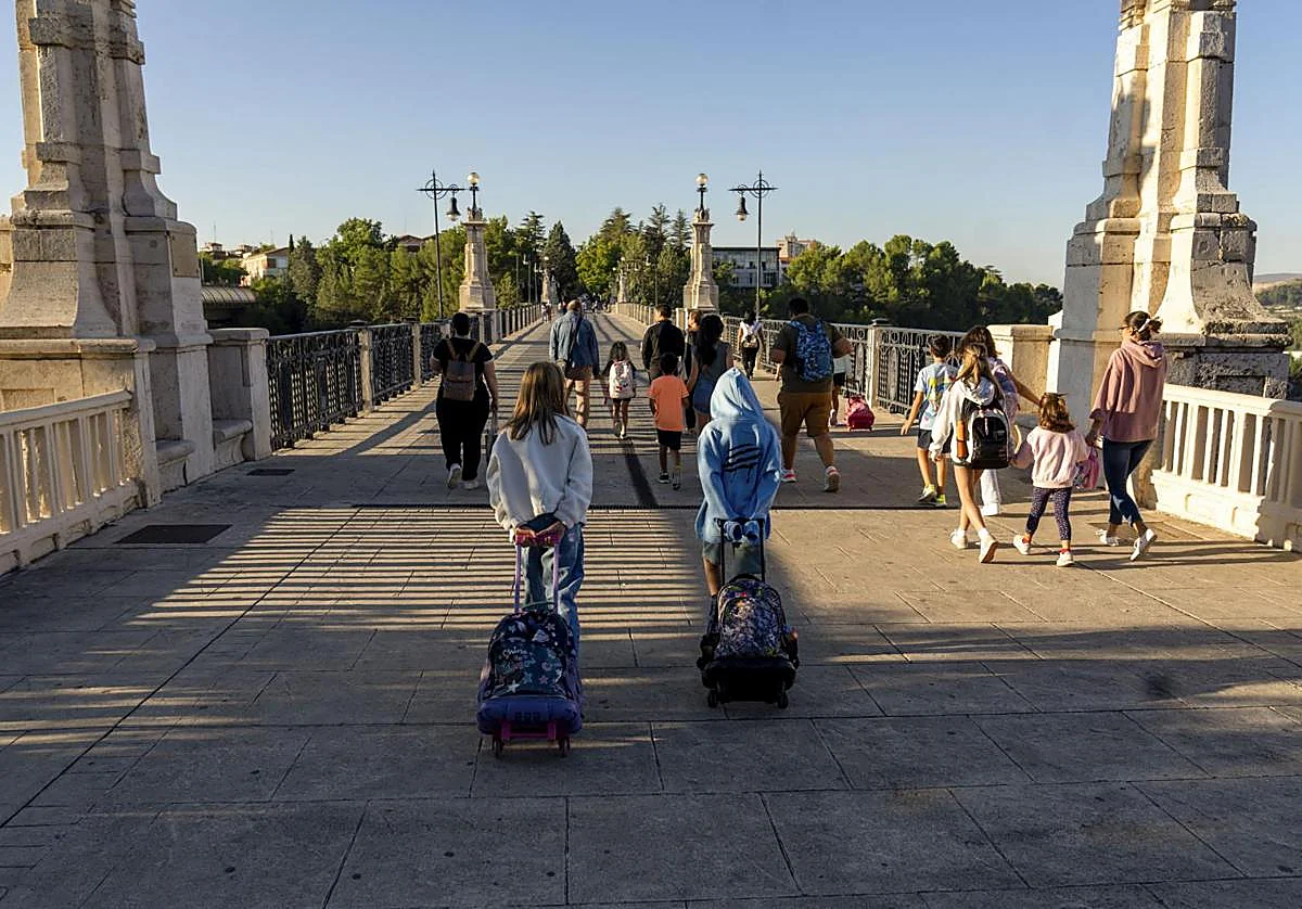 El Gobierno sigue sin reformar el plus a la pensión por hijo y se triplican los hombres que lo cobran