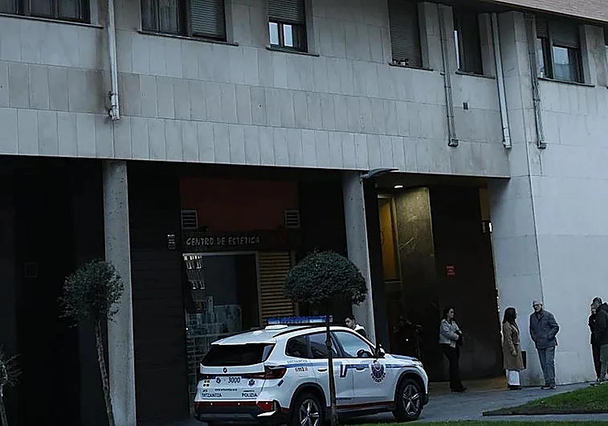 Un detenido tras el hallazgo del cadáver de una mujer en su piso de Baracaldo