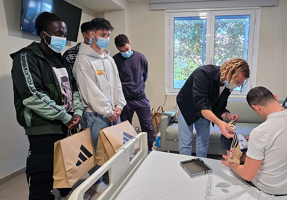 Marbella footballers bear gifts for young hospital patients during surprise visit