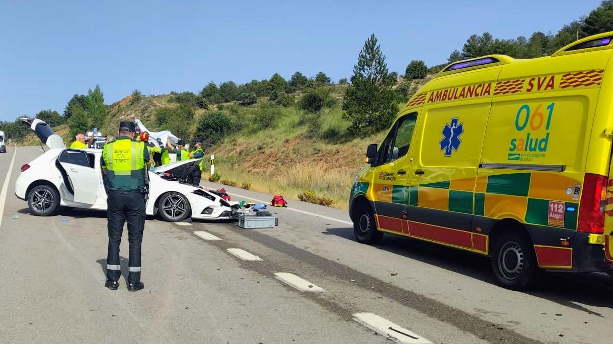 Muere un hombre de 54 años en un accidente de tráfico tras un choque frontal entre dos turismos en la N-211 (Teruel)