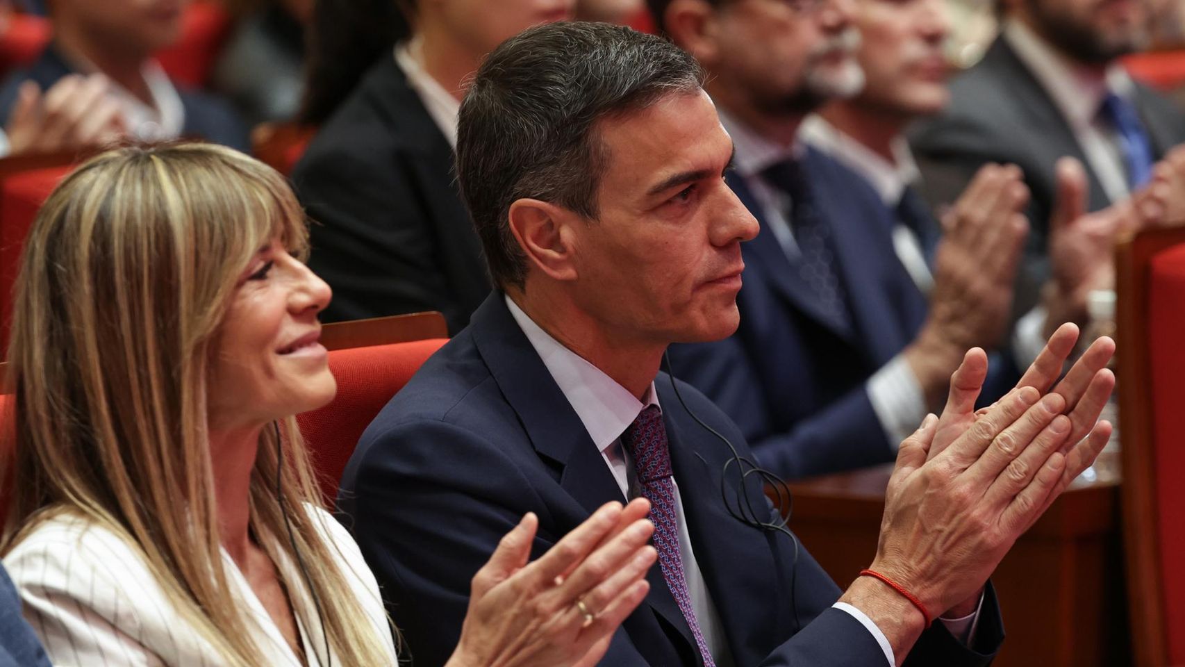 Peinado envía a juicio a Begoña Gómez, le retira todos sus pasaportes, le prohíbe salir de España y le hace 'fichar' cada 15 días