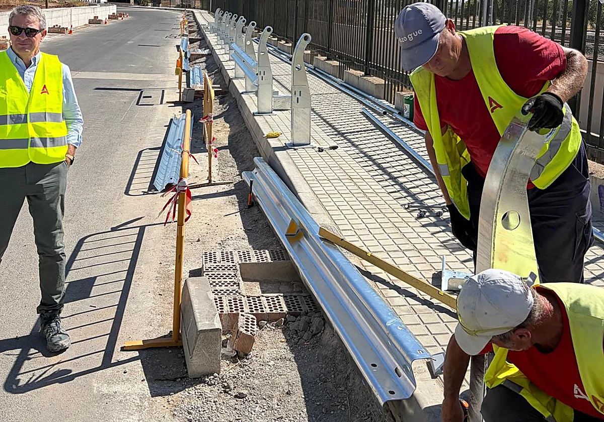 Antequera corrige los encharcamientos de Bobadilla Estación con una nueva acera elevada