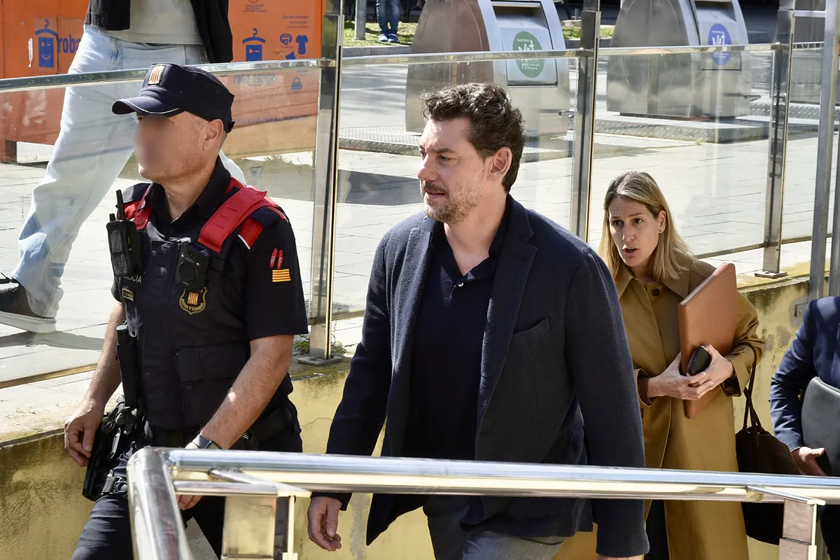 Isak Andic dio dos pasos antes de caer, según la defensa, que insiste en que fue un accidente