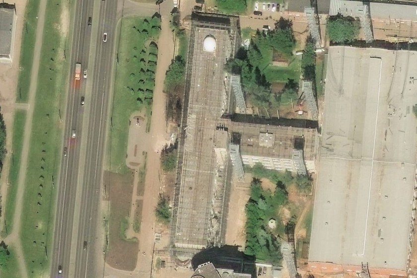 Imágenes satelitales revelaron que Rusia cubrió un edificio con una jaula antidrón. Ucrania la convirtió en decorado de cine de acción
