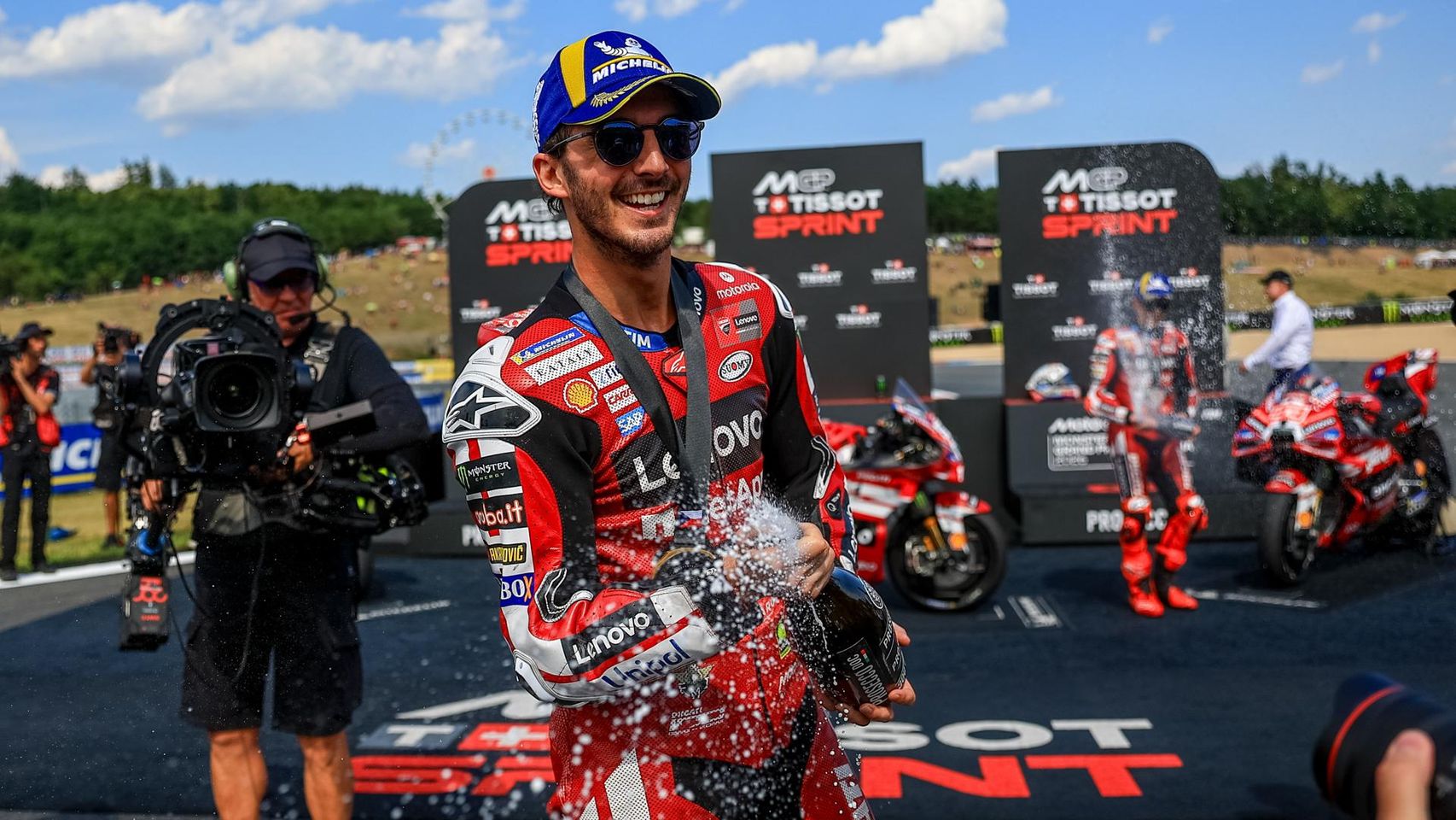 Bagnaia contiene a Ogura y Márquez en la carrera al sprint y Bezzecchi se va al suelo en Brno