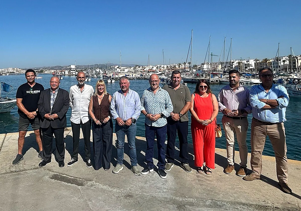 Diez embarcaciones limpiarán el litoral de Vélez-Málaga, Algarrobo, Torrox y Nerja