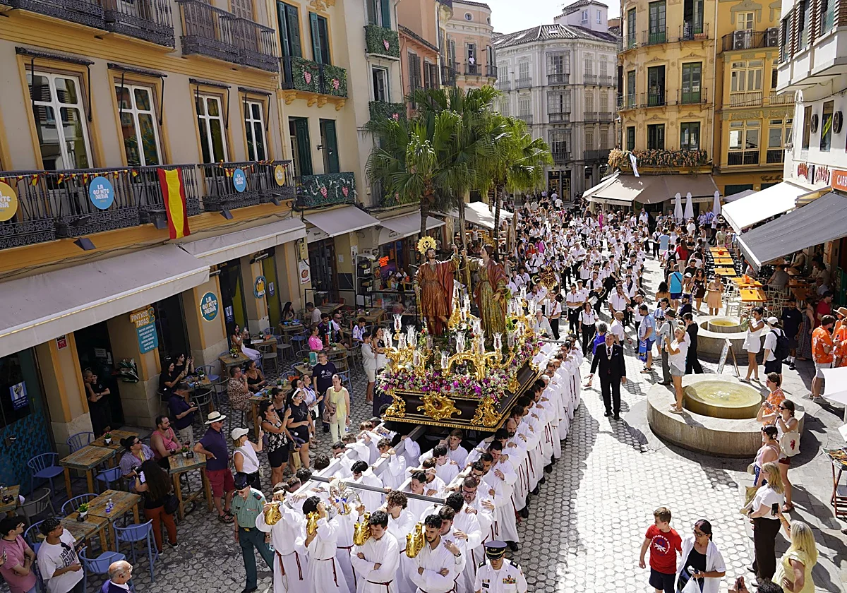 La procesión de los Santos Patronos reivindica su peso histórico en Málaga