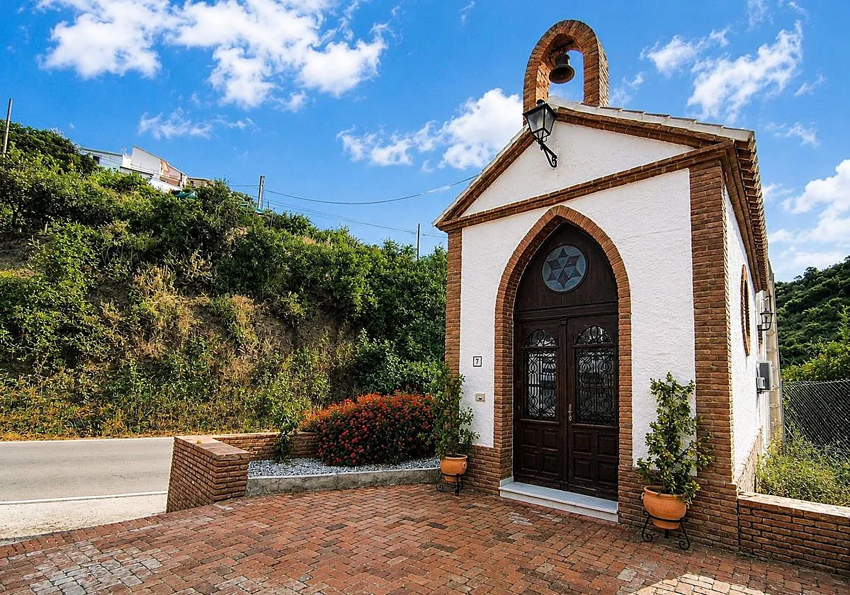¿Por qué hay una ermita dedicada a la patrona de Granada en el corazón de la Axarquía?