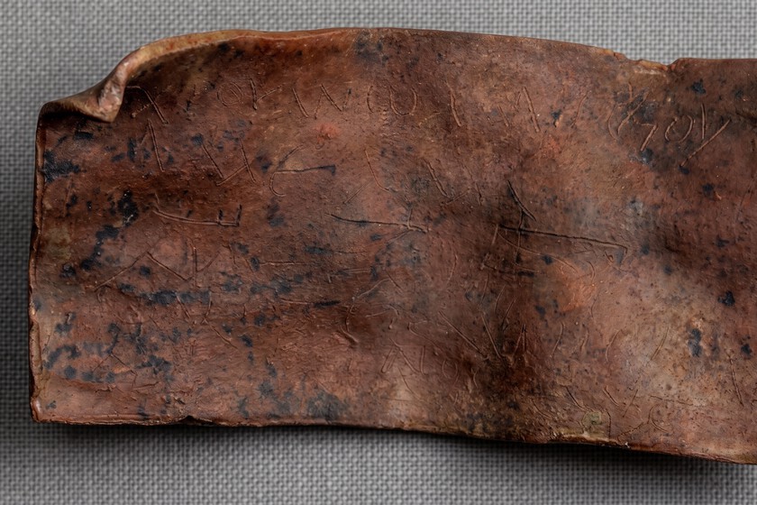 Acabamos de encontrar una tablilla de plomo que pone los pelos de punta: esconde una maldición en griego antiguo