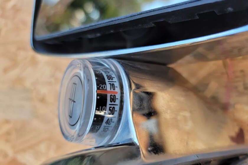 Hubo una época en la que tener un termómetro en el coche era todo un lujo. Así lo resolvía este ingenioso invento en el retrovisor