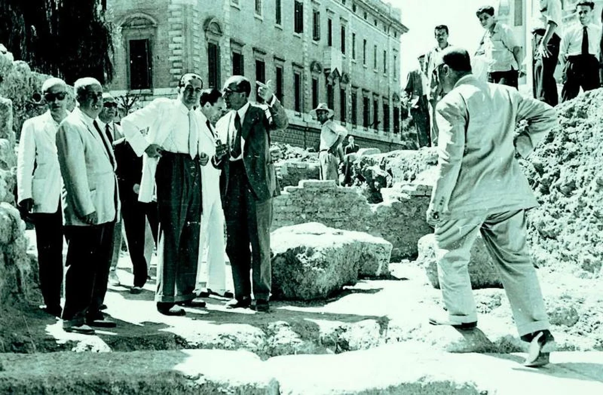 75 años del descubrimiento de una puerta que resultó ser el Teatro Romano de Málaga