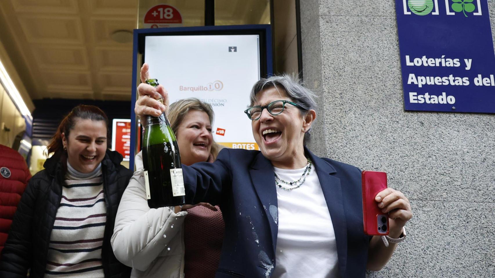 Raquel Méndez, la lotera que celebra por tres al vender el segundo premio, cumplir años y jubilarse: "Soy la diosa Fortuna"