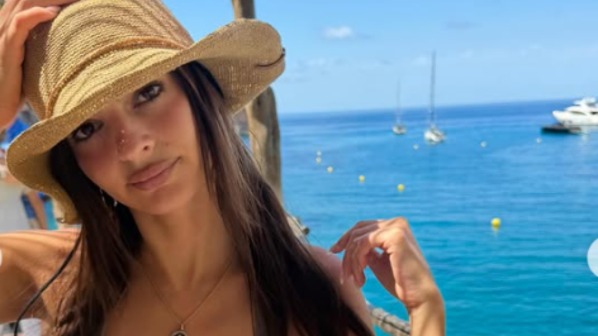 El lugar de España del que está enamorada Emily Ratajkowski y que estuvo diez años sin pisar: "De vuelta"