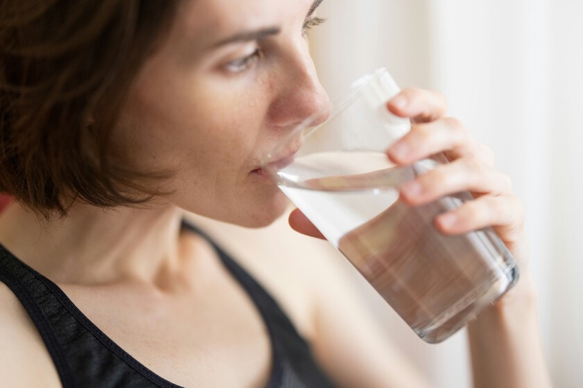 Nos han repetido que beber agua en ayunas ayuda a adelgazar. La evidencia científica dice lo contrario