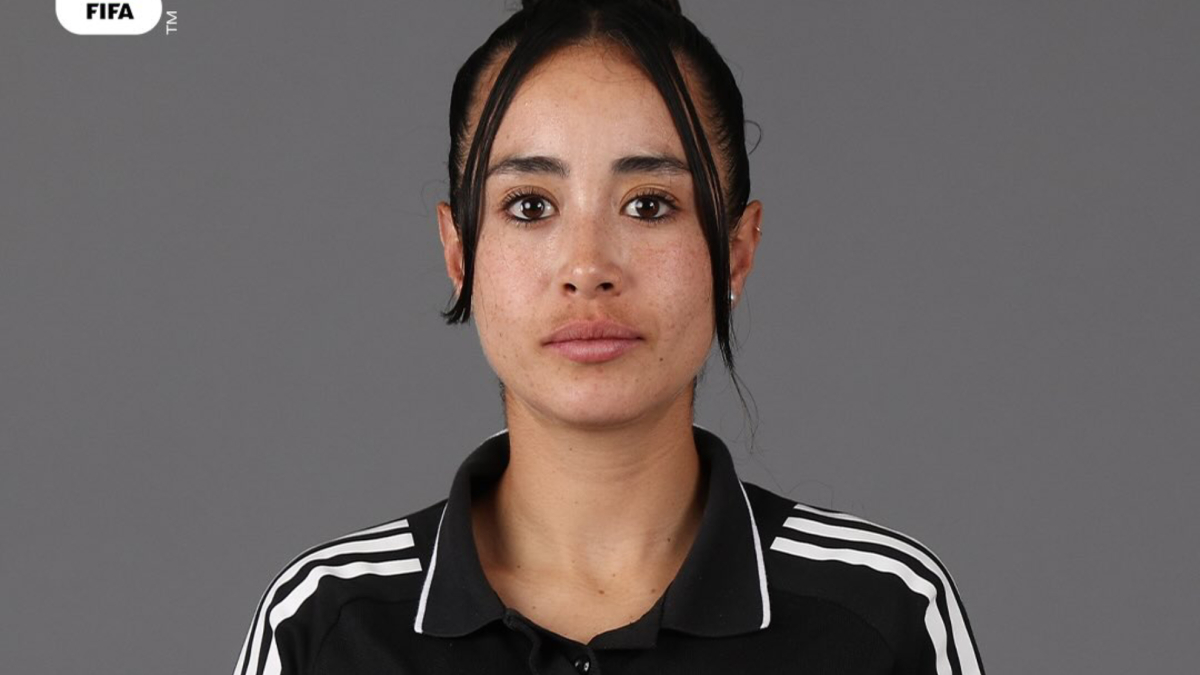 La tercera mujer en arbitrar un partido de un Mundial masculino