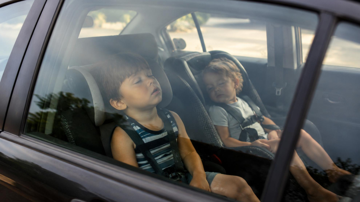 Dos niños mueren en un coche durante la ola de calor: la madre los olvidó al salir de compras
