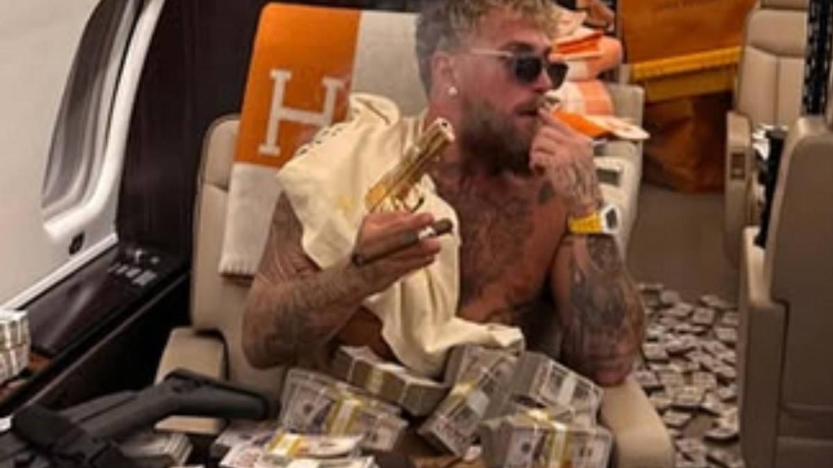 Jake Paul presume del "fracaso" de su "sueño americano": la mandíbula rota, 160 millones, billetes y pistolas