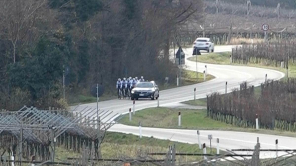 Un coche dispara contra un equipo ciclista y se da a la fuga