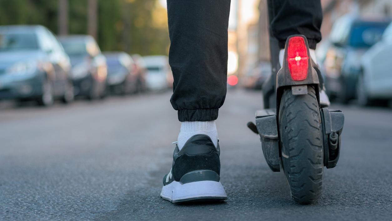 El Gobierno fija en los 15 años la edad mínima para conducir patinetes eléctricos