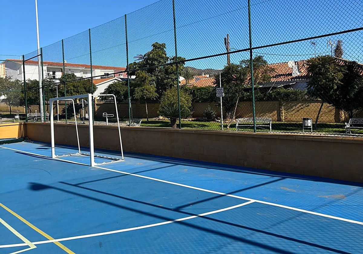 Repación del vallado de la pista deportiva Jaime Pimentel en Los Rubios