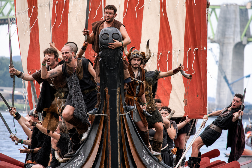 En Galicia hay un pueblo que todos los veranos recrea un desembarco vikingo con 'drakkars'. Y tiene todo el sentido