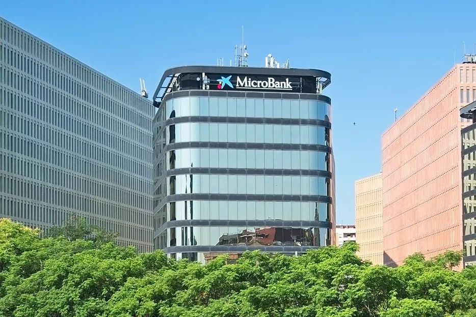 CaixaBank compra la torre MicroBank por más de 20 millones