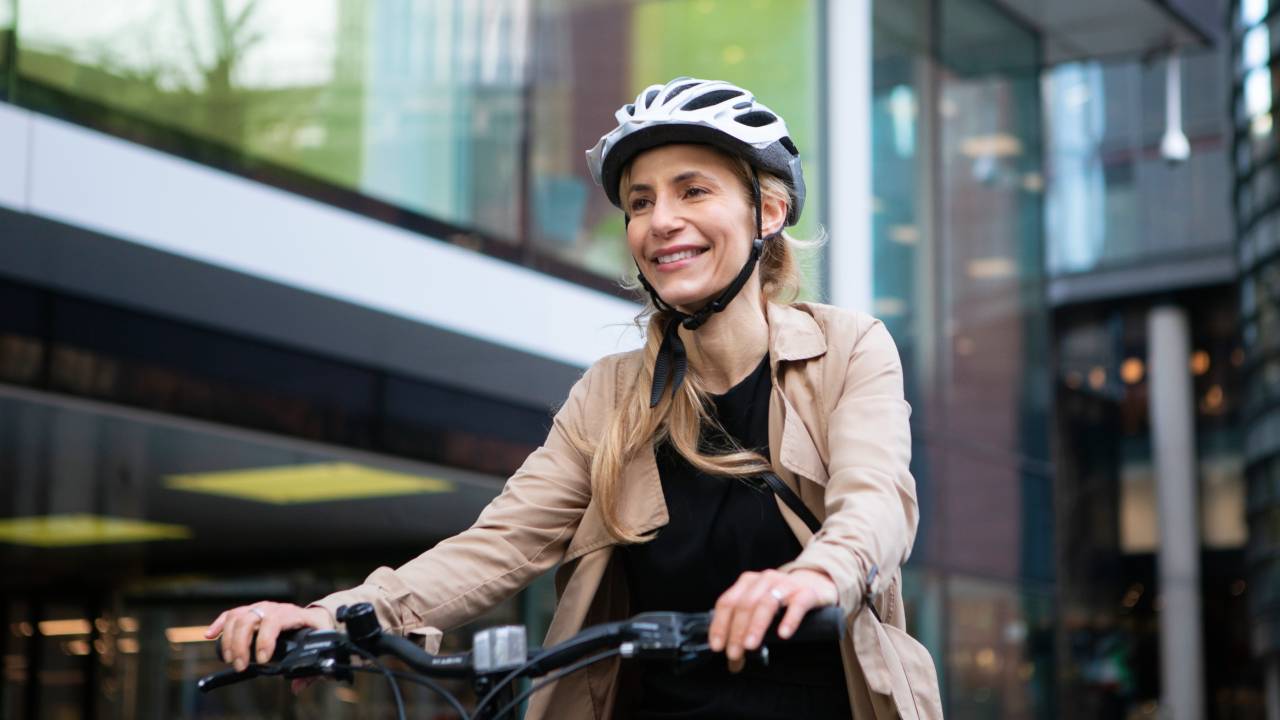 La DGT estrena nuevas normas que nos afectan a todos: casco para patinetes y ciclistas, cinturón para taxistas y más