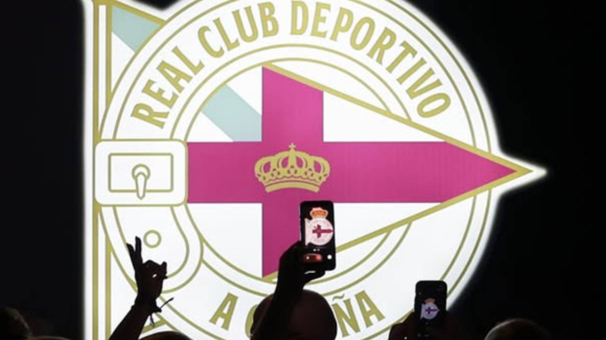 El Dépor presenta su nuevo escudo tras cambiar de nombre: "Renacemos en la noche del fuego"