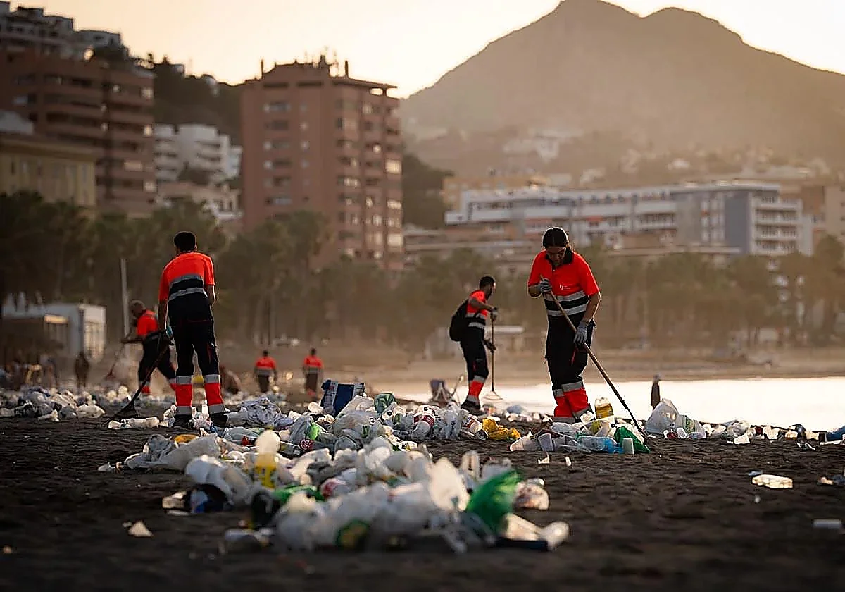 Malaga beaches wake up full of rubbish following San Juan celebrations