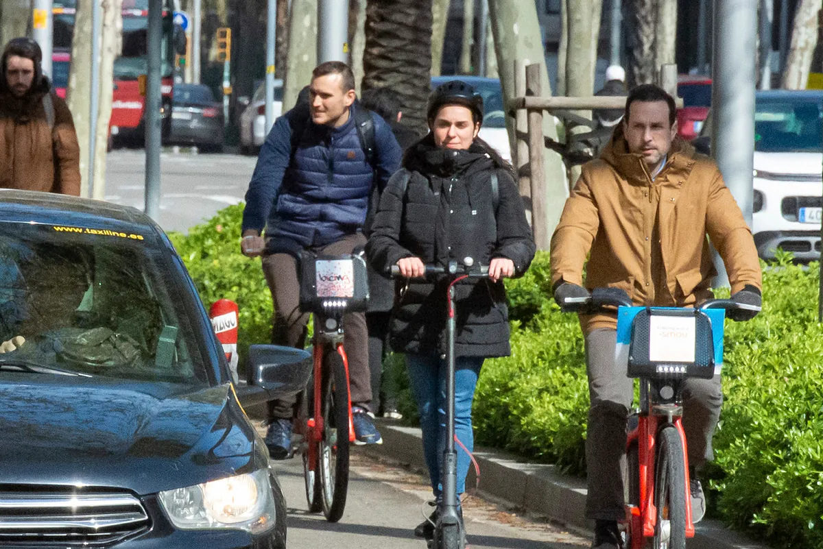 Los conductores de patinetes tendrán que llevar casco, luces y chalecos reflectantes durante la noche
